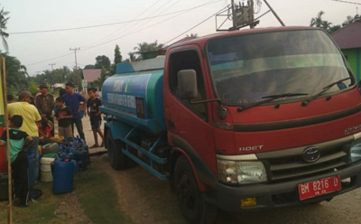 Masuki Musim Kemarau, PDAM Bengkalis Salurkan Air Bersih ke Masyarakat Pambang Pesisir